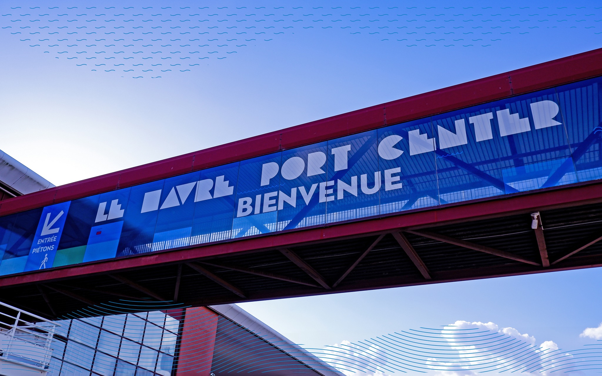 Passerelle du terminal de Grande-Bretagne avec affiche du Le Havre Port Center