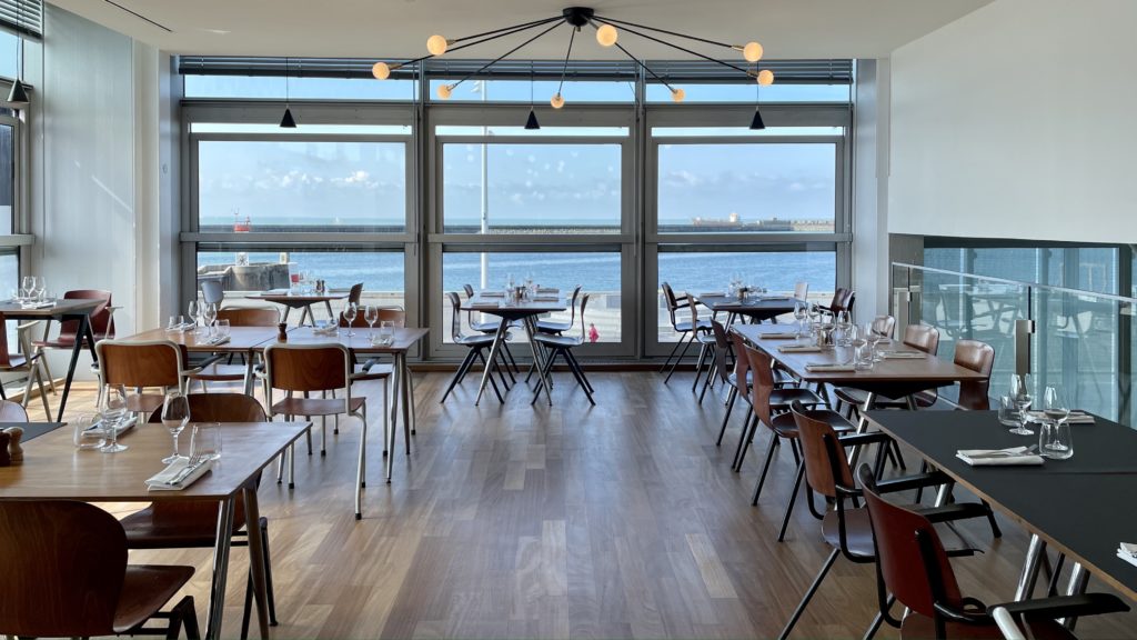 Restaurant Les Fauves avec vue sur l'entrée du port du Havre