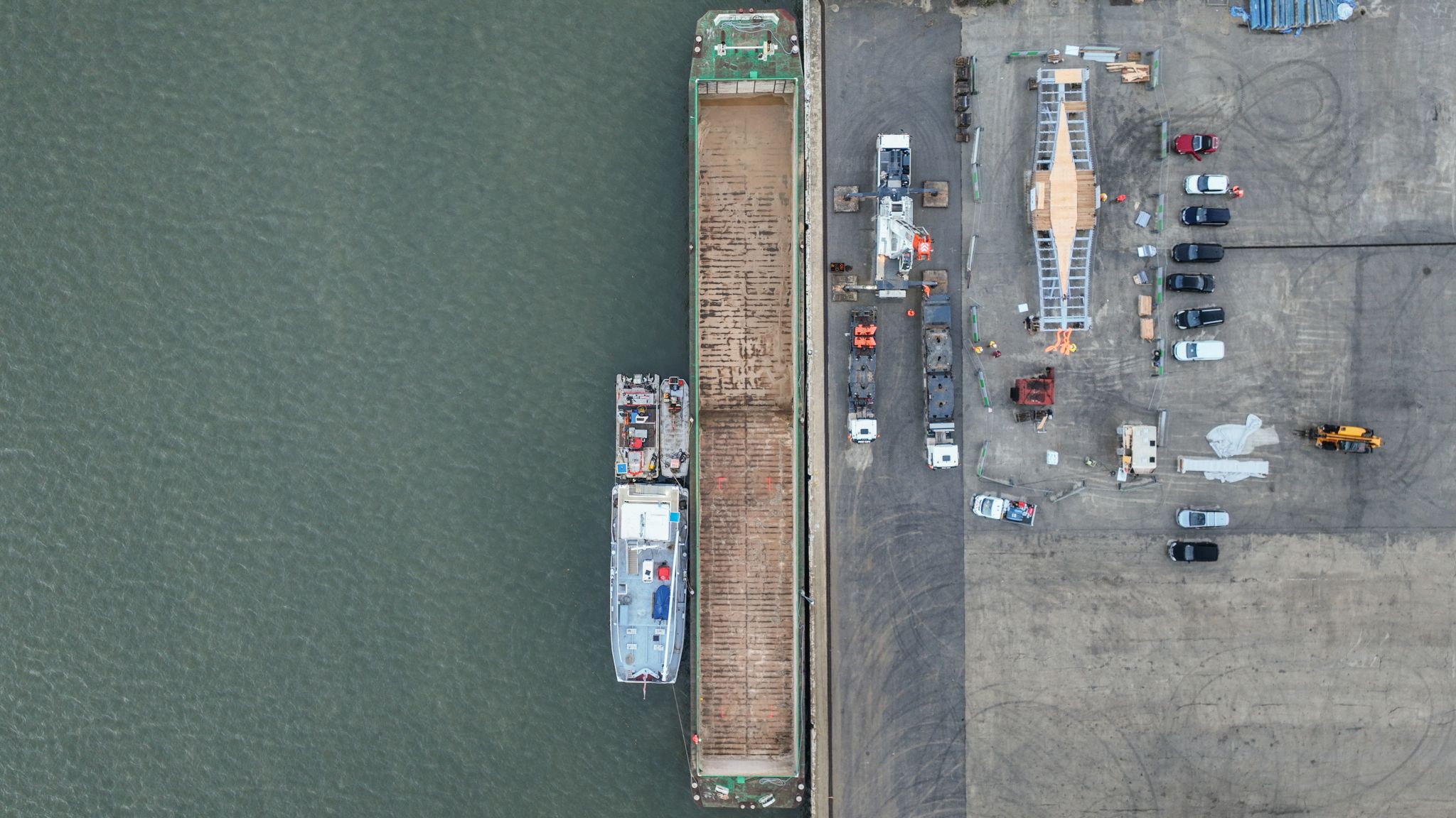 Chargement de la passerelle devant relier l'Île-aux-Dames à Limay depuis le port de Limay.