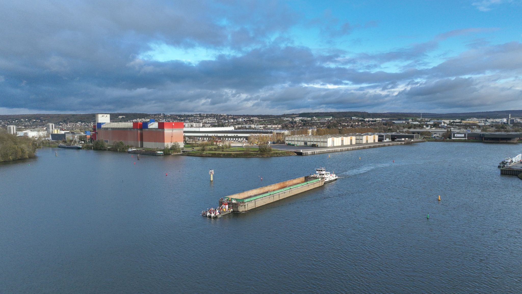 Départ de la barge fluviale qui achemine la passerelle devant relier l'Île-aux-Dames à Limay.