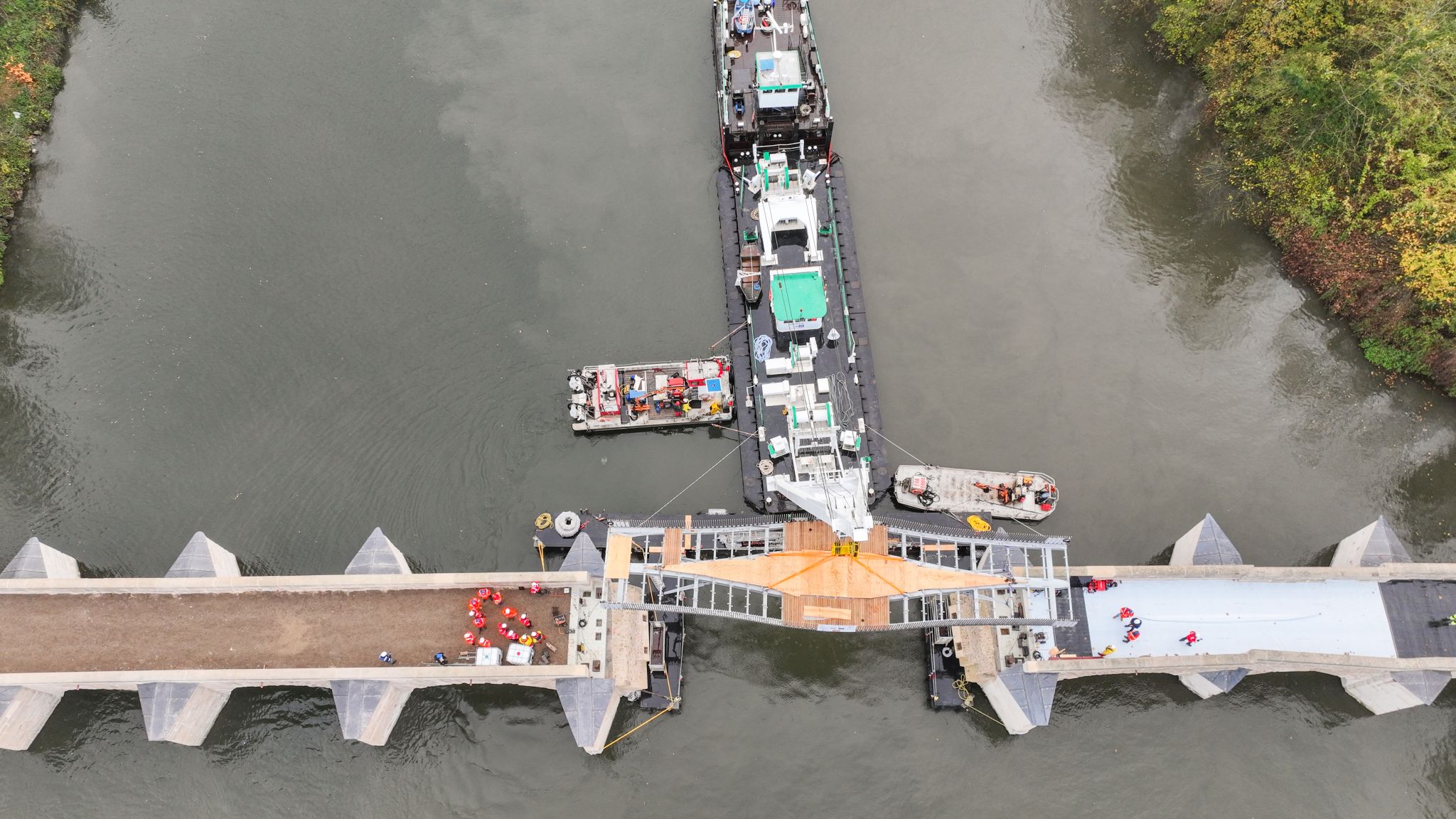 Arrivée sur site de la barge transportant la passerelle qui doit relier l'Île-aux-Dames à Limay.