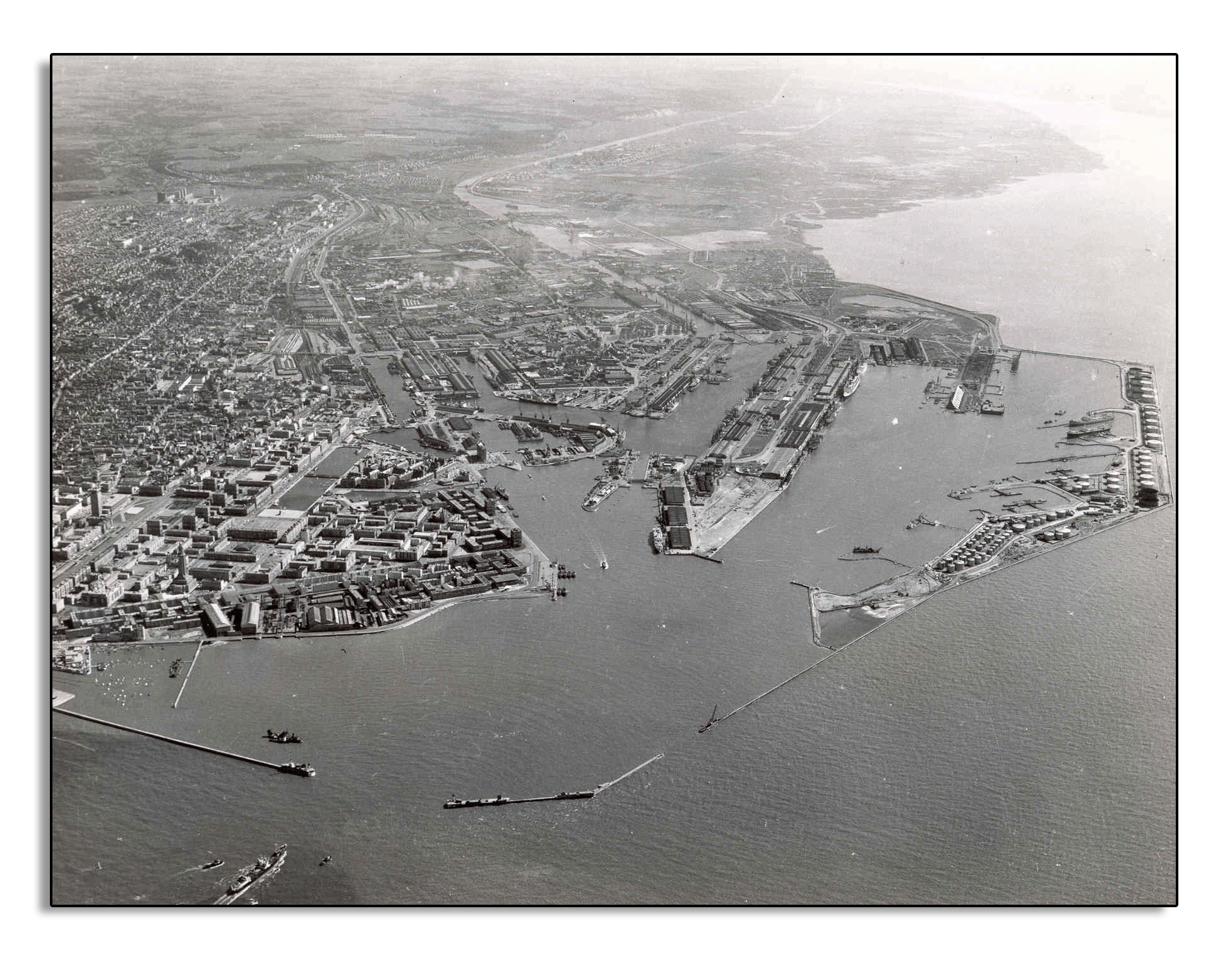Vue aérienne du port du Havre détruit après la Seconde guerre mondiale