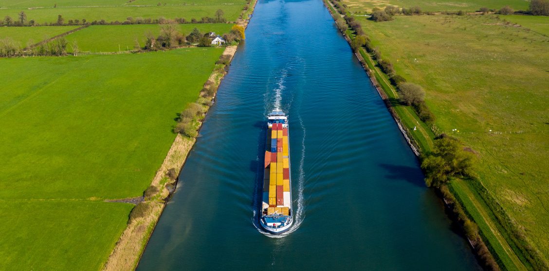 barge fluviale de conteneurs descendant le canal de Tancarville.