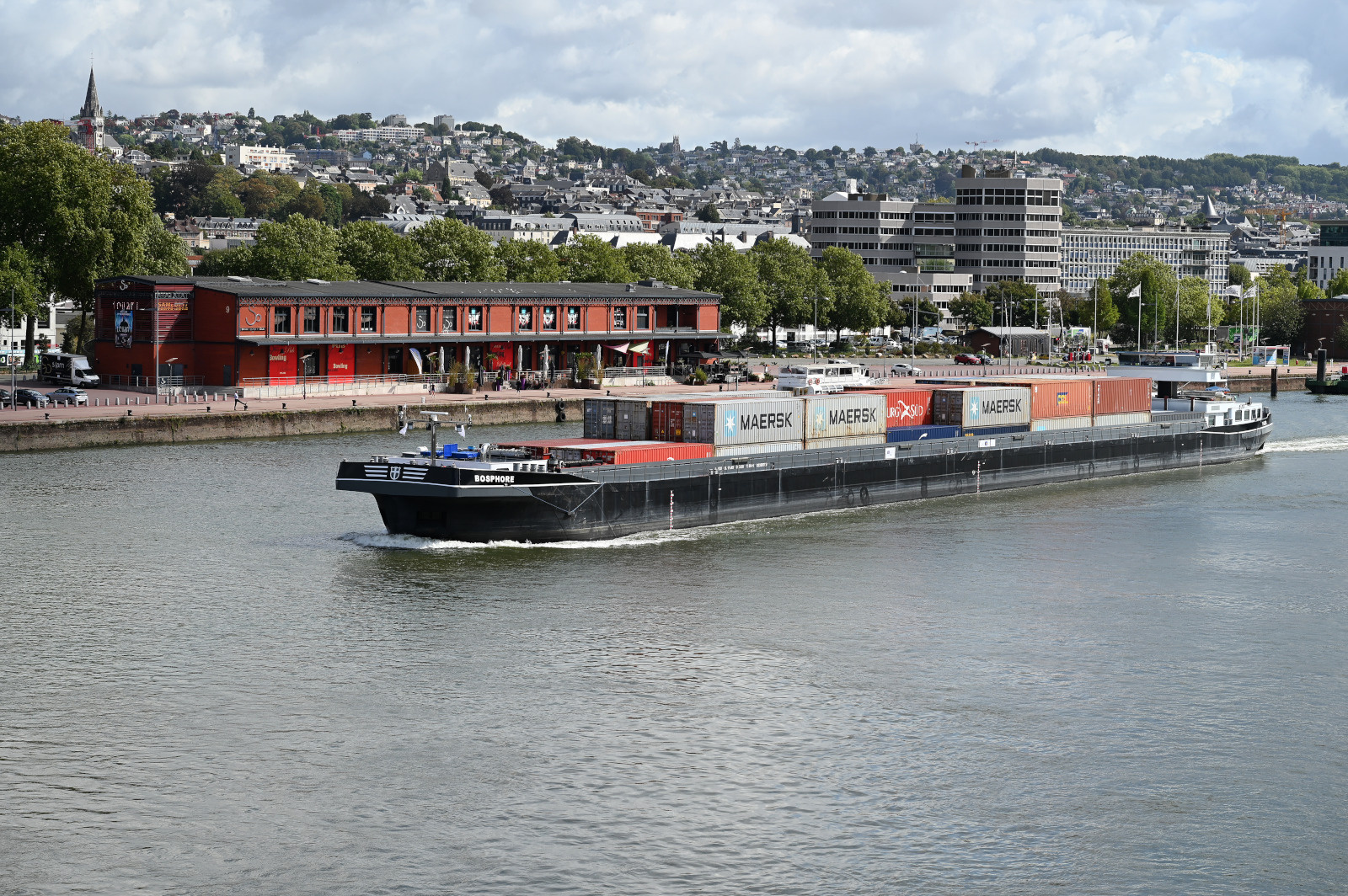 Barge de conteneurs sur la seine à Rouen au niveau des quais de Seine.