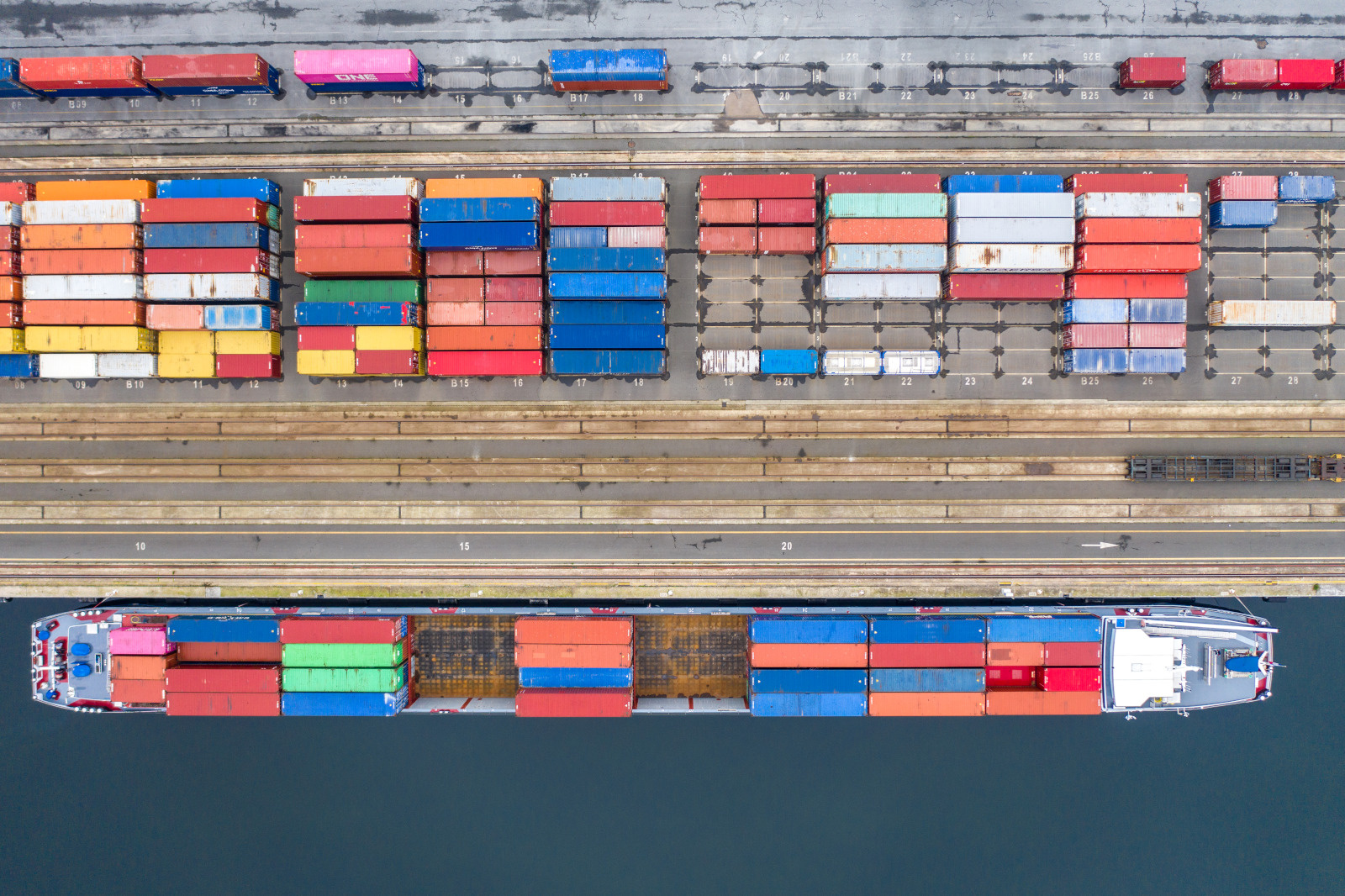 Barge fluviale sur le terminal multimodal du Havre