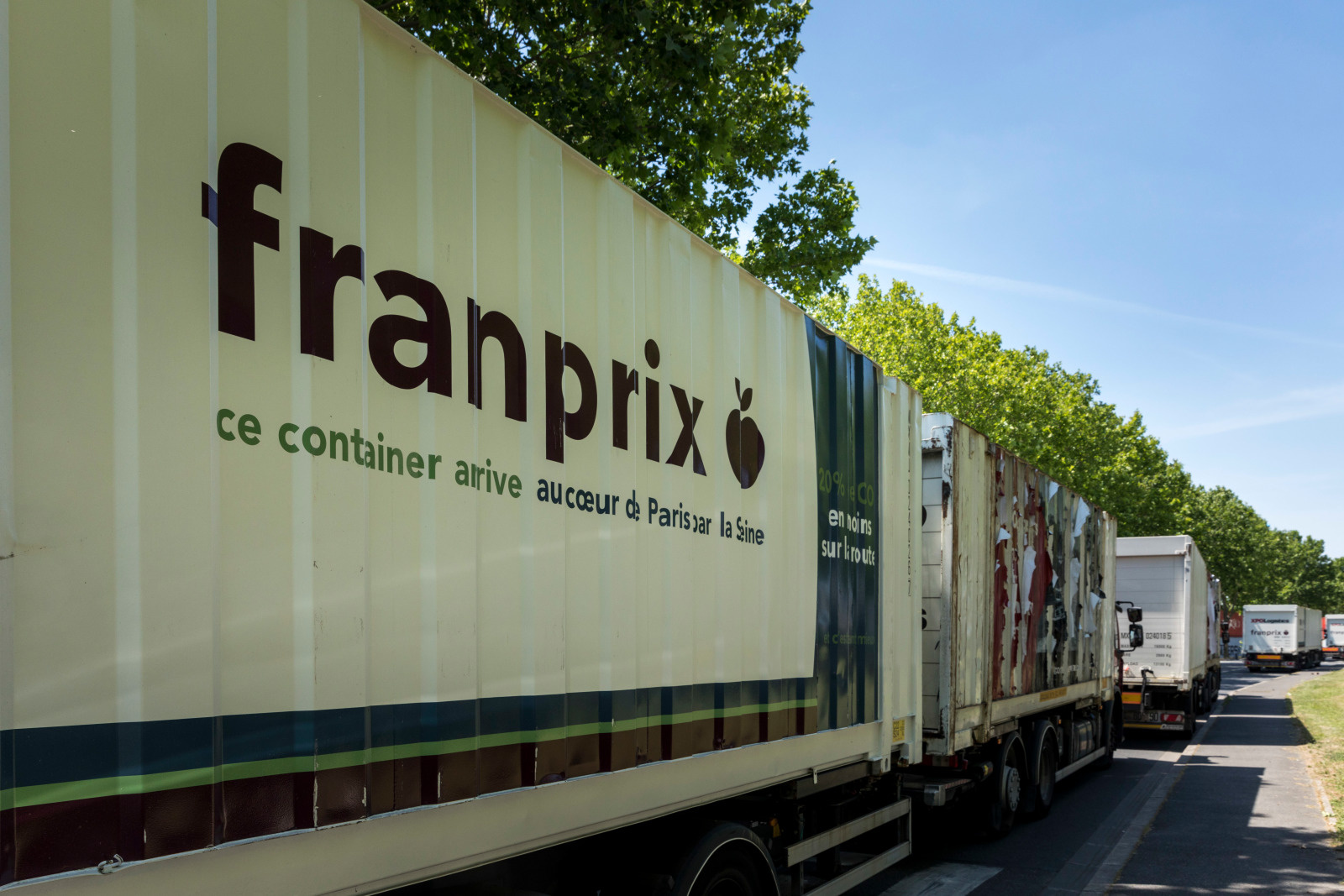 Conteneur Franprix quittant le port de Bonneuil par camion après son acheminement par la Seine.