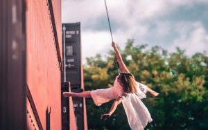 Danseuse sur un conteneur chez Paris Terminal à Gennevilliers.
