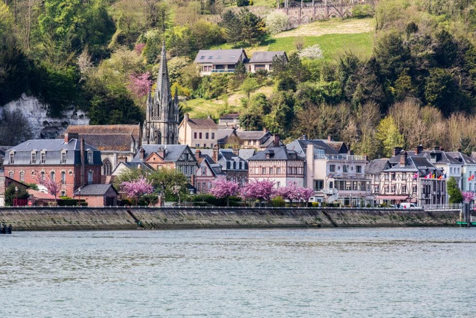 Passage par la Bouille à bord de l'Escapade