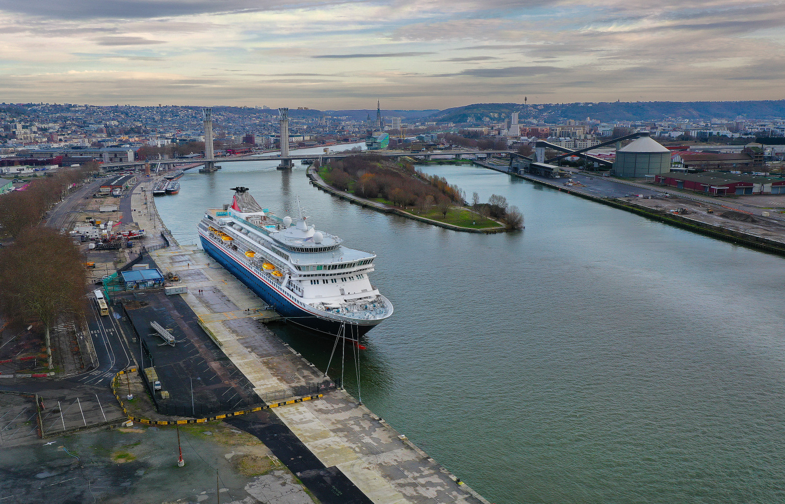 Port de Rouen. navire de croisieres Balmoral a quai au terminal croisieres de Rouen. Pont Flaubert quartier des Maregraphes. Silos Senalia. Presqu'ile Elie