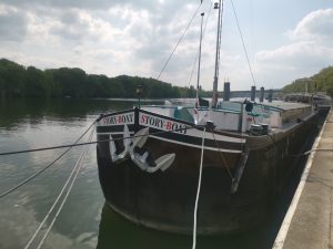 Le story boat amarré