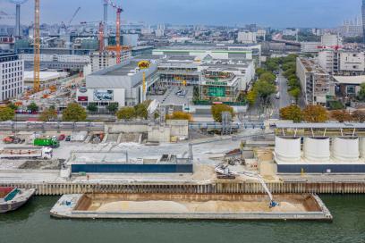 Vue aérienne d'un port industriel