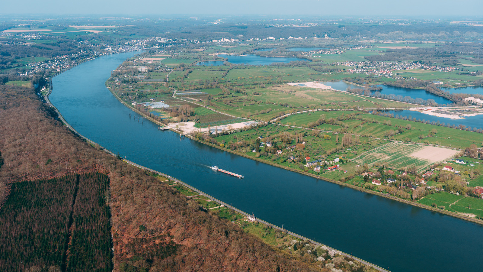 Barge sur la Seine à Duclair prise en hélicoptère