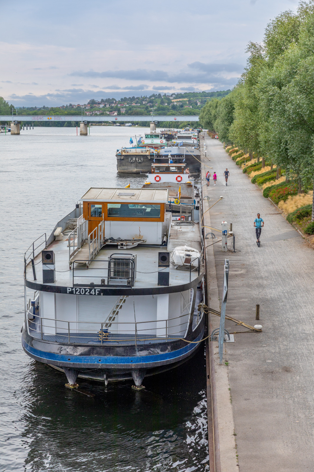 Port de Conflans Sainte Honorine. Seine- Aval. Bateaux de marchandise qui font escale. Trottinettes sur le quai.
