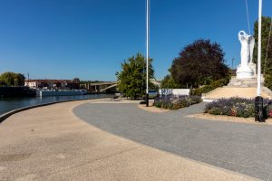 Conflans-Sainte-Honorine capitale de la batellerie. Monument aux morts de la batellerie. Pointil ou Pointis. Conflans saint honorine
