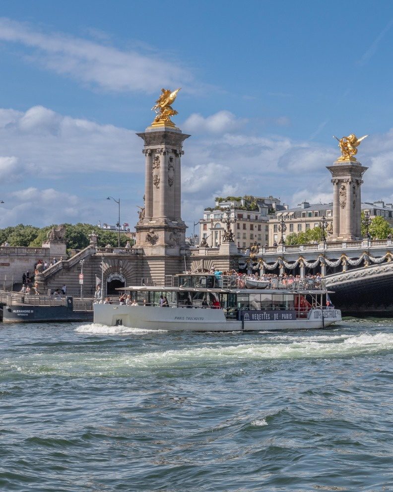 bateau Vedettes de Paris passant sous le pont Alexandre III à Paris.