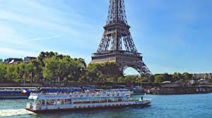 Bateau des Vedettes du Pont Neuf devant la tour Eiffel