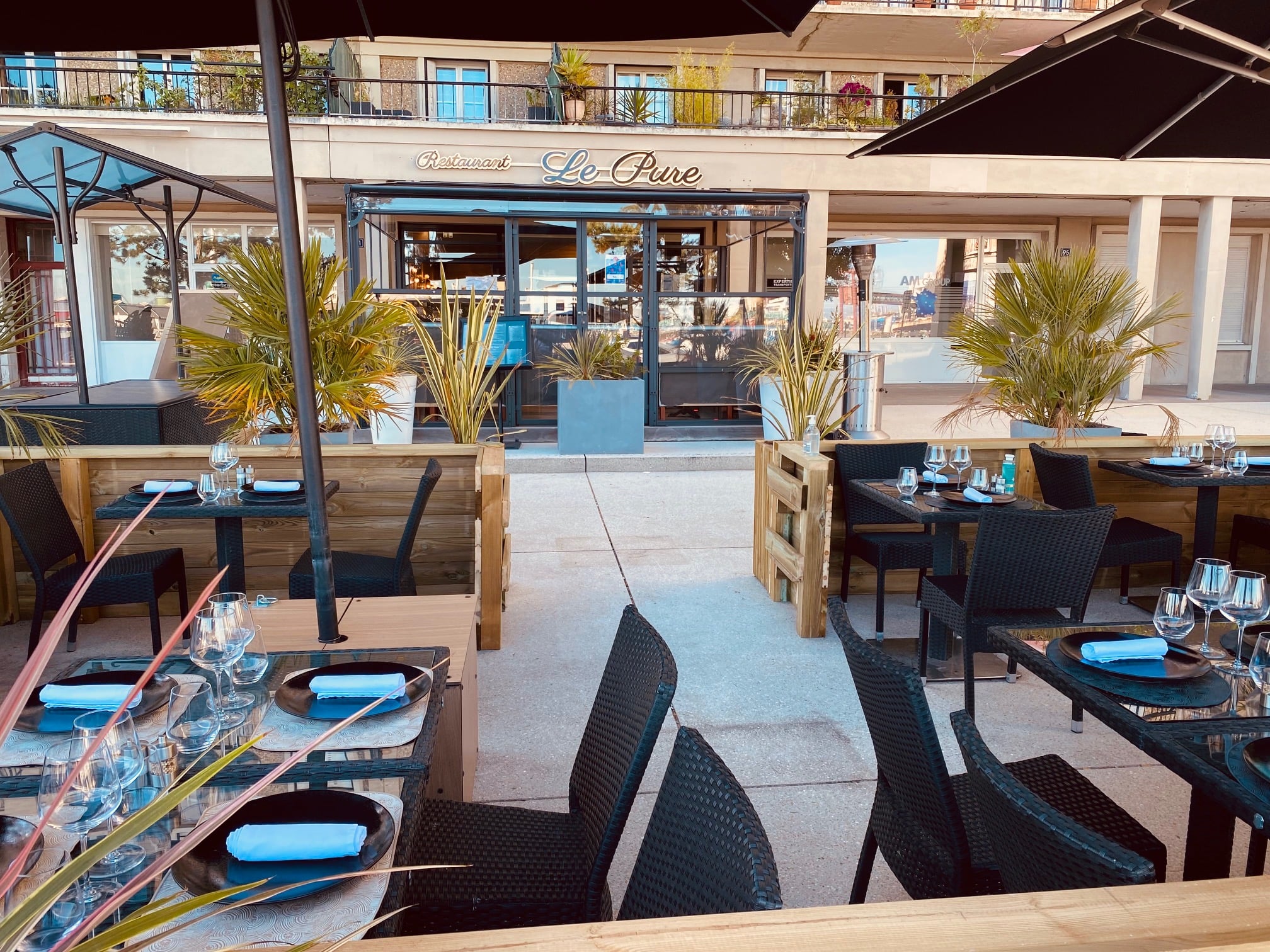 Terrasse du restaurant bistronomique Le Pure sur les quais au Havre