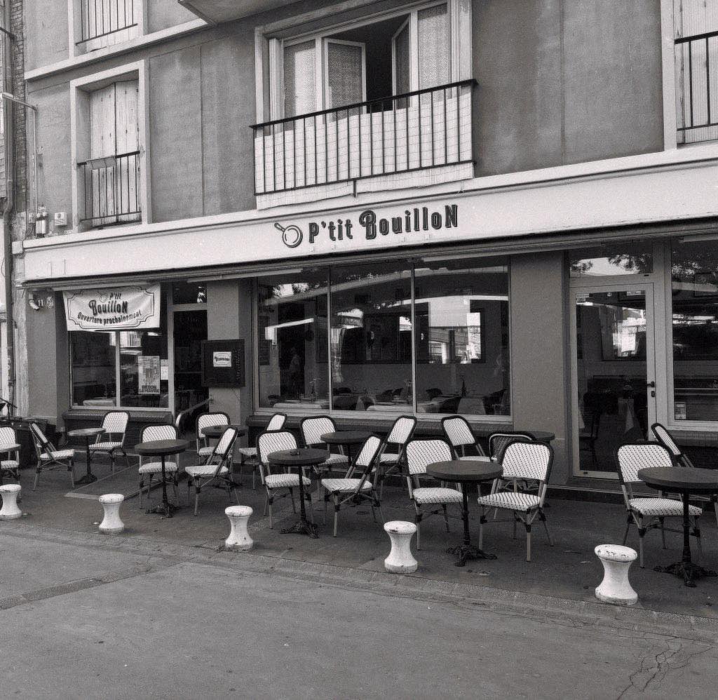 Devanture du P'tit Bouillon sur les quais au Havre