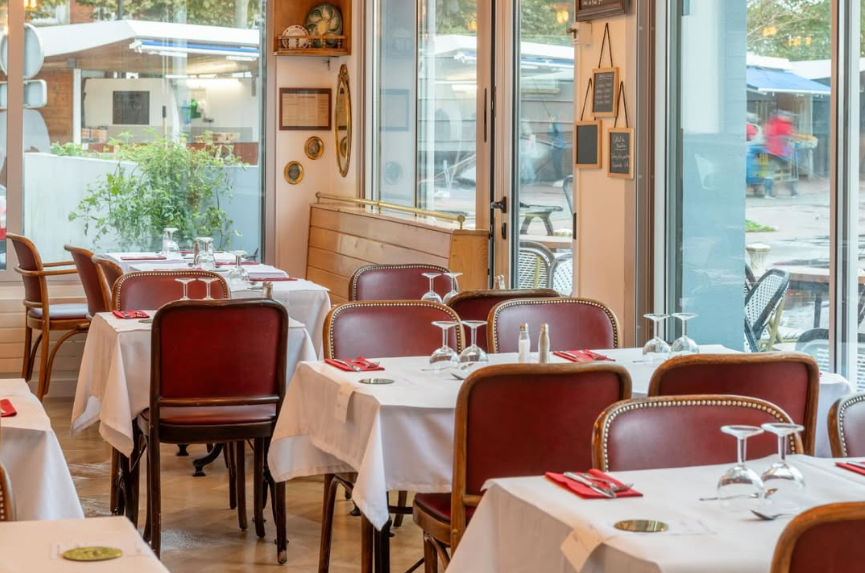 Salle au P'tit Bouillon sur les quais au Havre