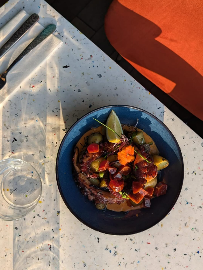 Assiette au restaurant La Voile Bleue au bord de mer au Havre