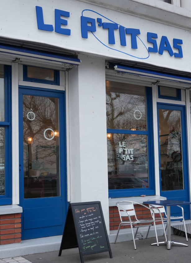Devanture café-bar le P'tit Sas sur les quais au Havre