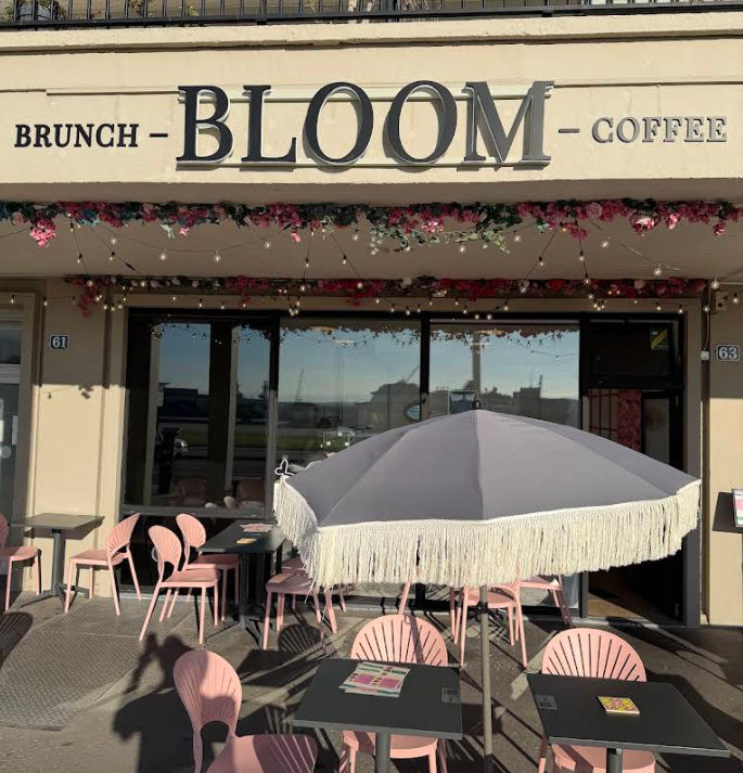 Devanture du Bloom Brunch & Co sur les quais au Havre