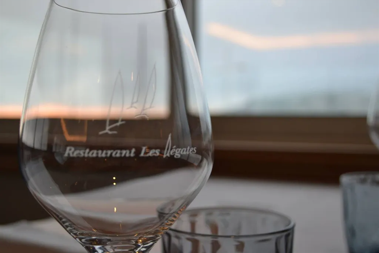 Verre aux régates au bord de mer au Havre