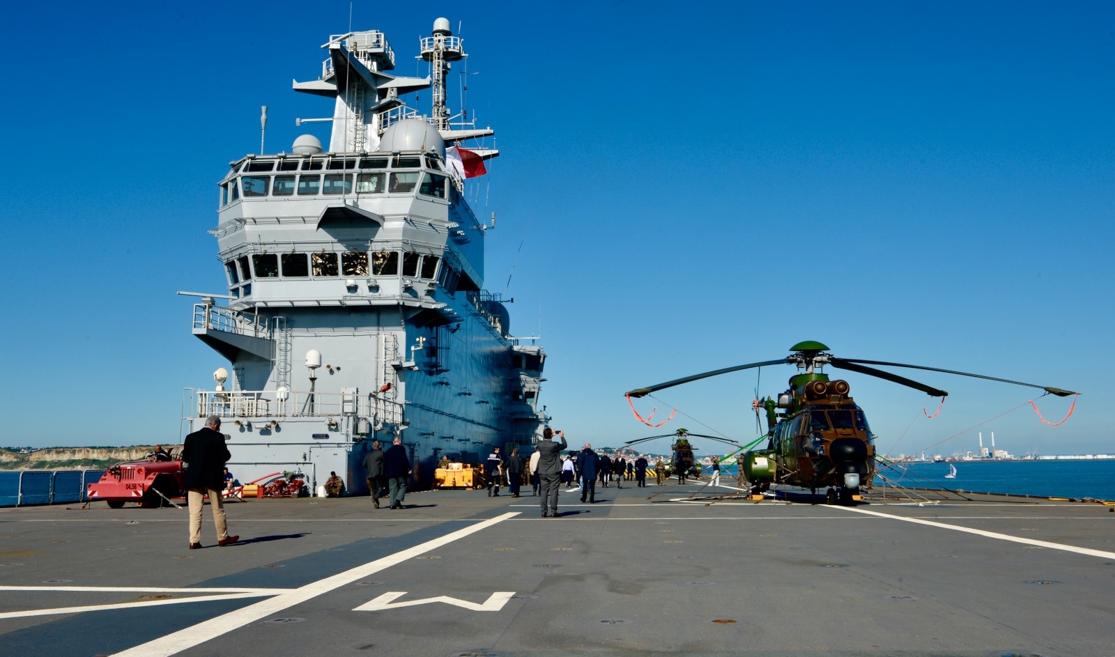 Escale du porte-helicopteres amphibie Mistral a l'occasion des commemorations du 80eme anniversaire du debarquement en Normandie.