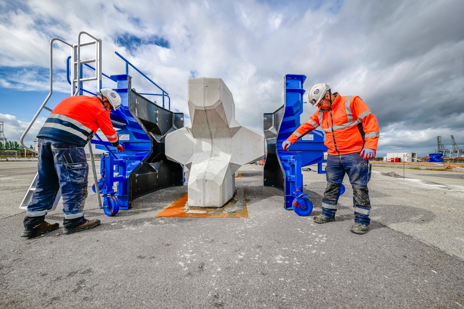 Acropode Acropode; chantier qui demarre dans le cadre de la chatiere moule des acropodes et demoulage. quai de l'asie