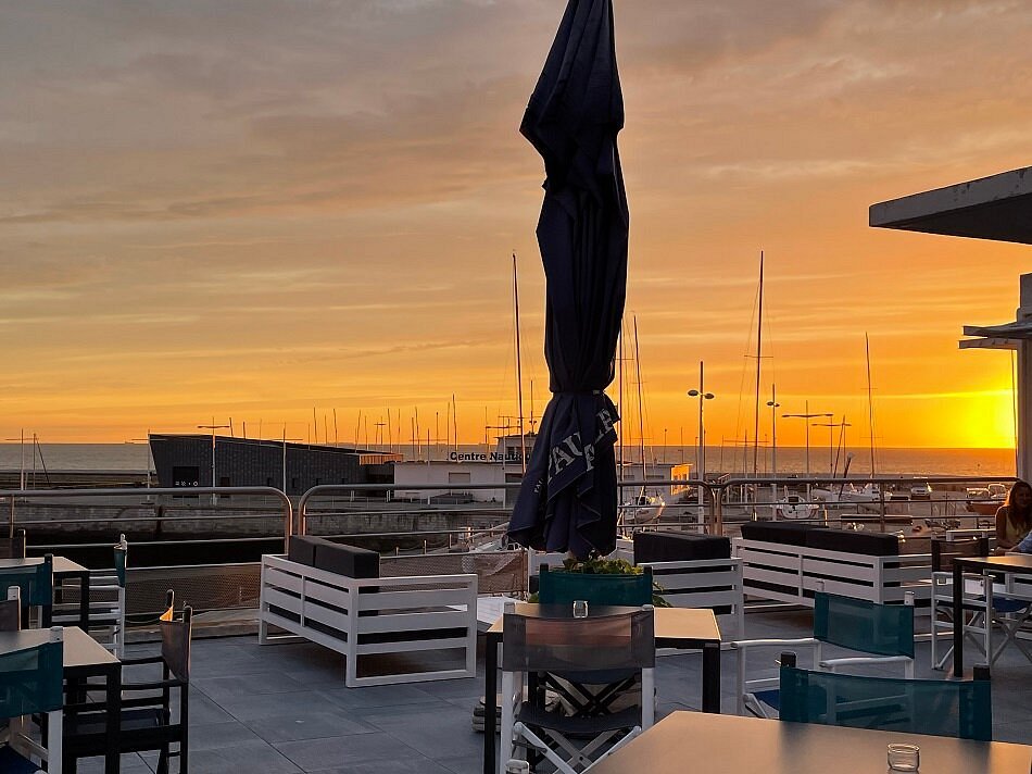 Soleil couchant sur la mer au restaurant des Régates au Havre
