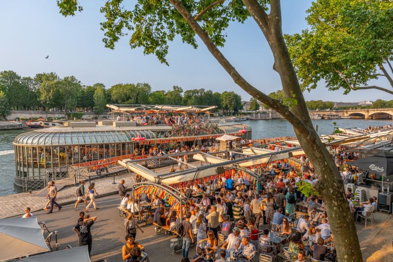 Terrasse parisienne sur les quais de Seine