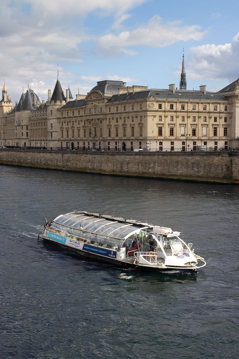 Bateau de la compagnie Batobus sur la Seine à Paris