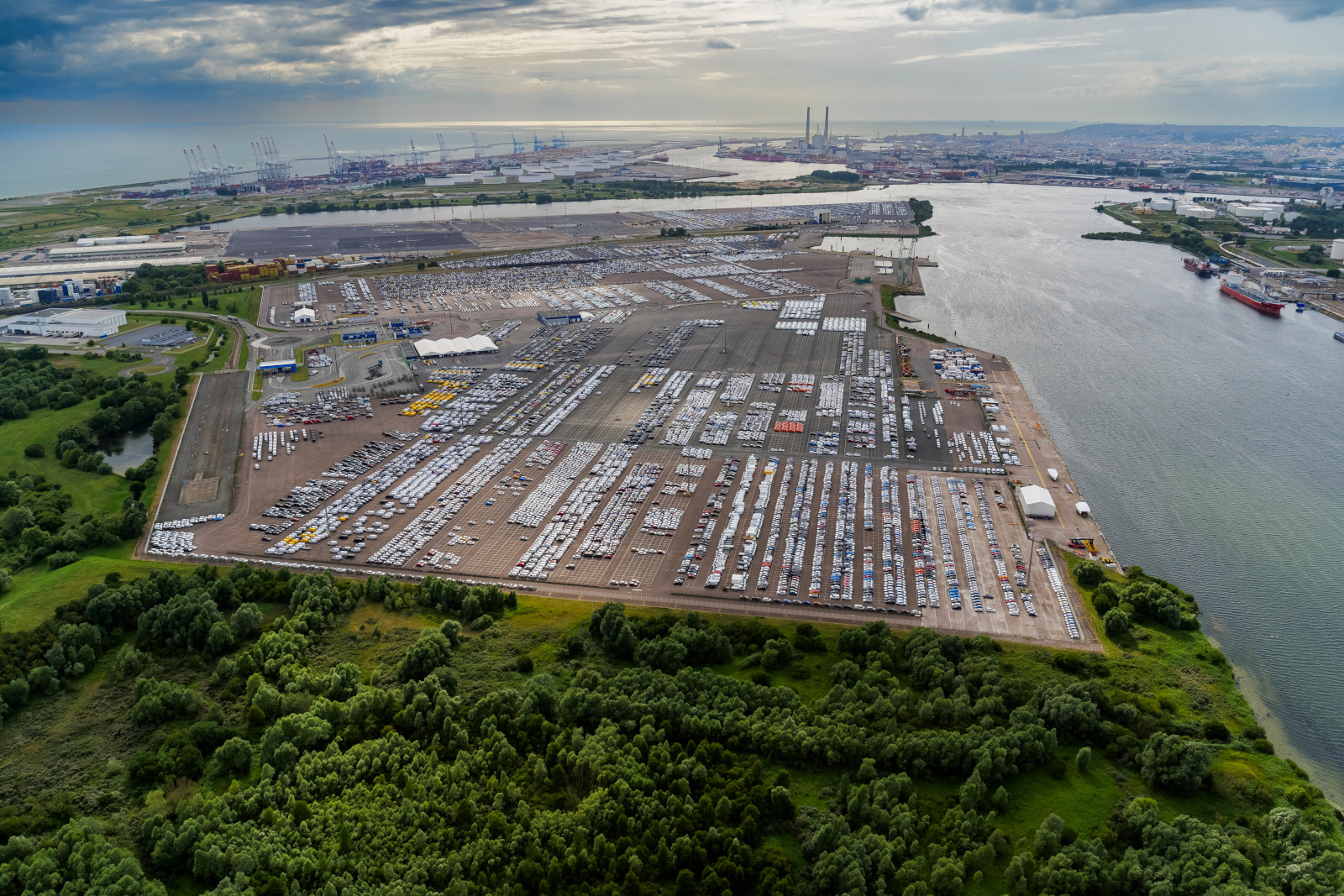 Terminal roulier le havre quai de bougainville terminal de bougainville roulier automobile darse de l'ocean grand canal du havre
