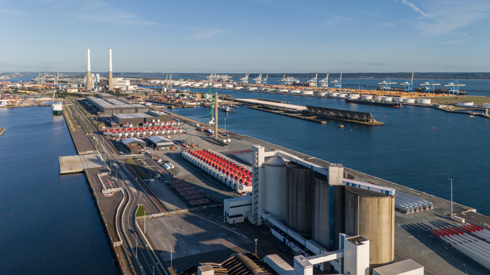 Vue aérienne de l'usine Siemens Gamesa sur le port du Havre.
