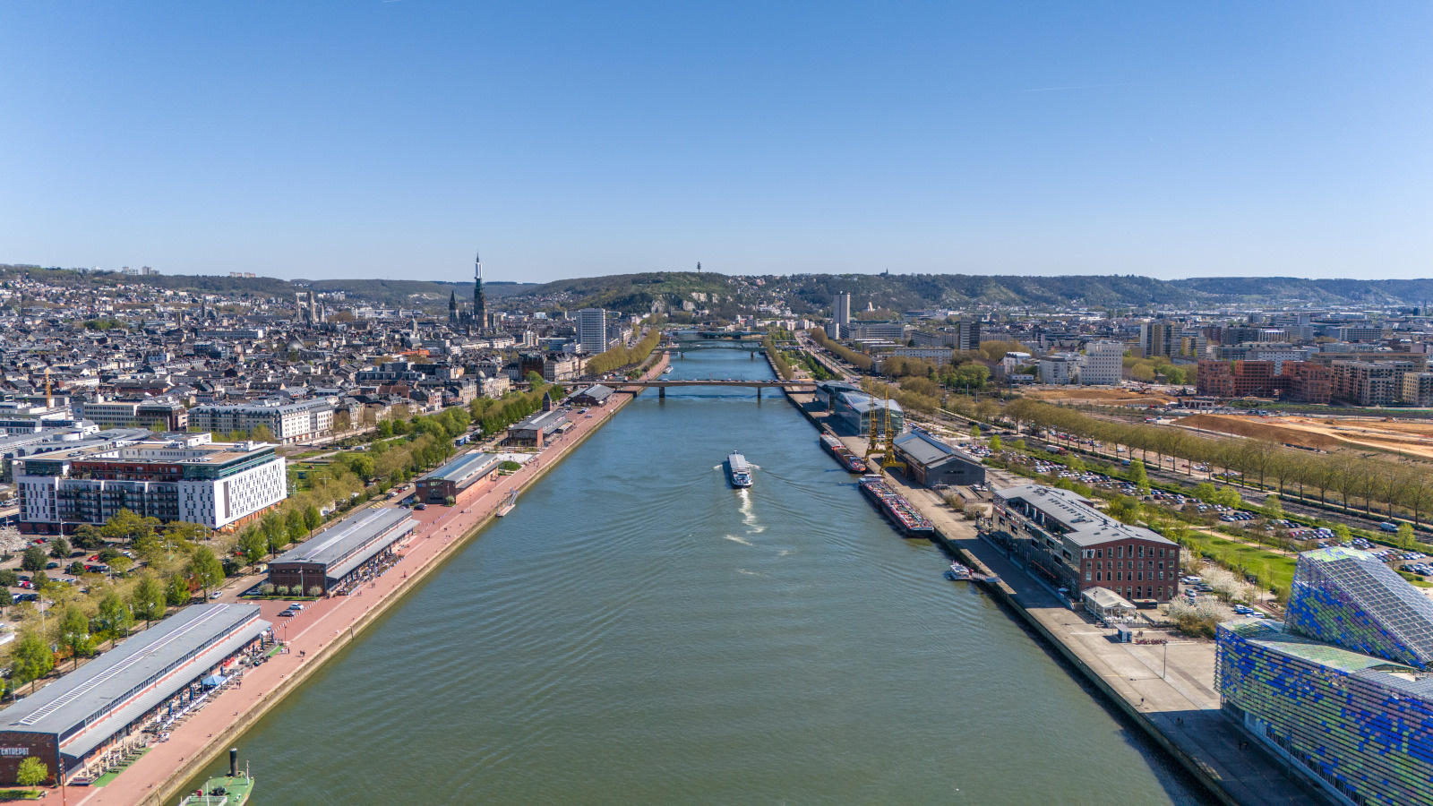 Navigation sur la Seine, cathédrale de Rouen, métropole, quai de seine