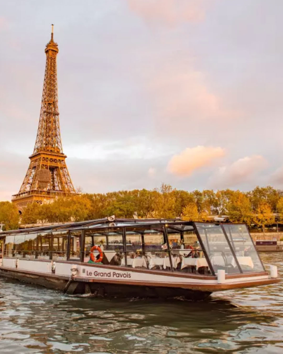 Péniche Le Grand Pavois naviguant sur la Seine à Paris.