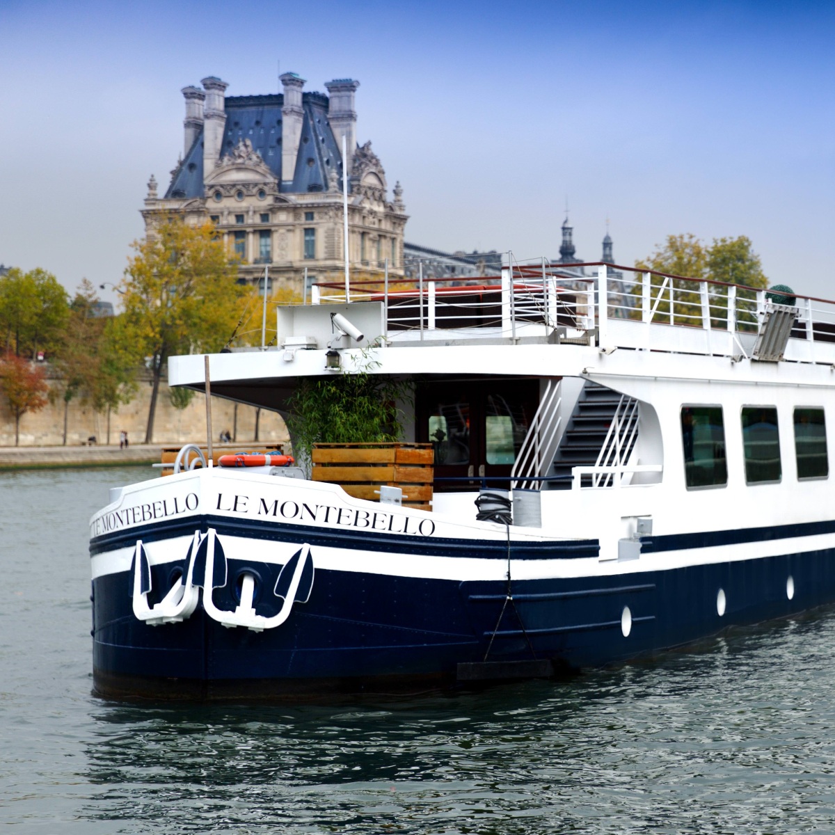 Péniche Le Montebello naviguant sur la Seine à Paris.