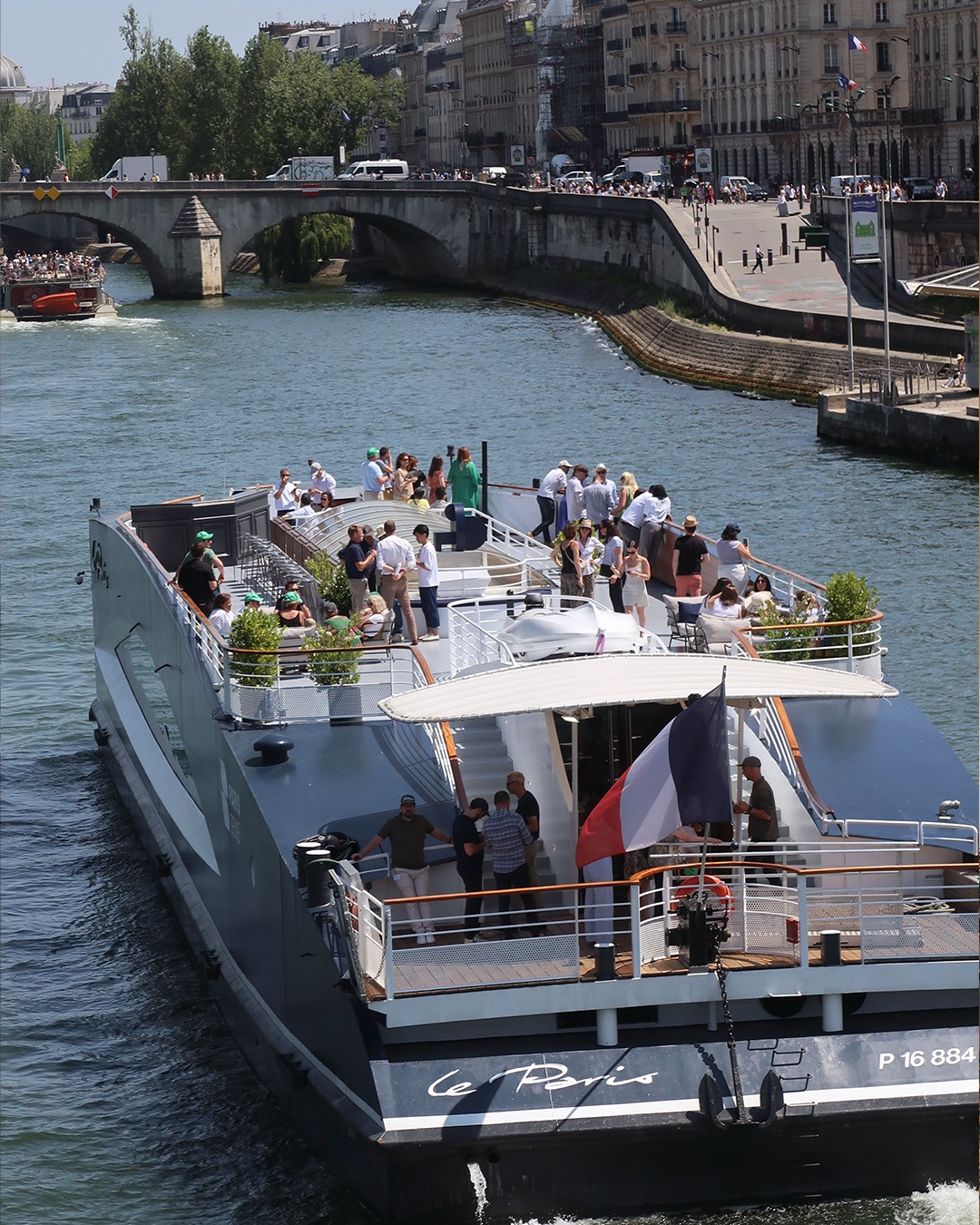 Péniche Le Paris naviguant sur la Seine à Paris.