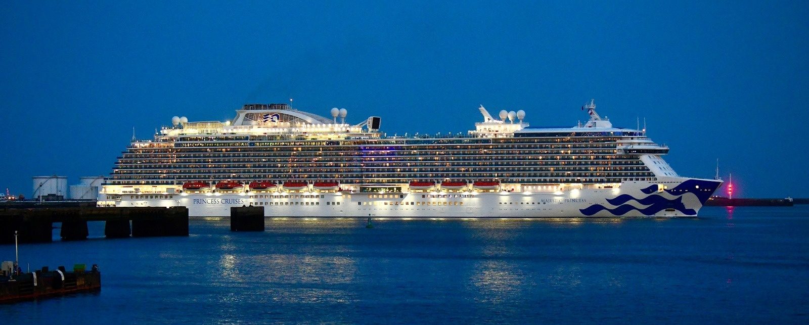 Arrivée du navire de croisière Majestic Princess dans le port du Havre.