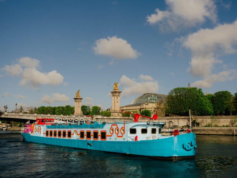 Péniche la Sans souci sur la Seine à Paris