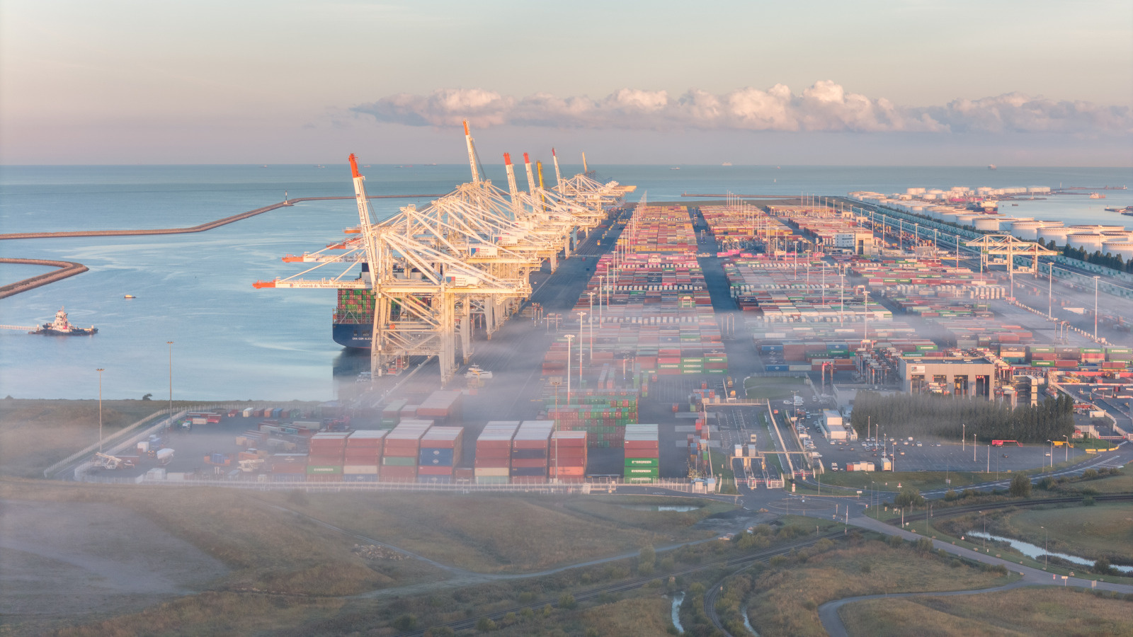 vue aérienne de Port 2000 et de ses terminaux et conteneurs.