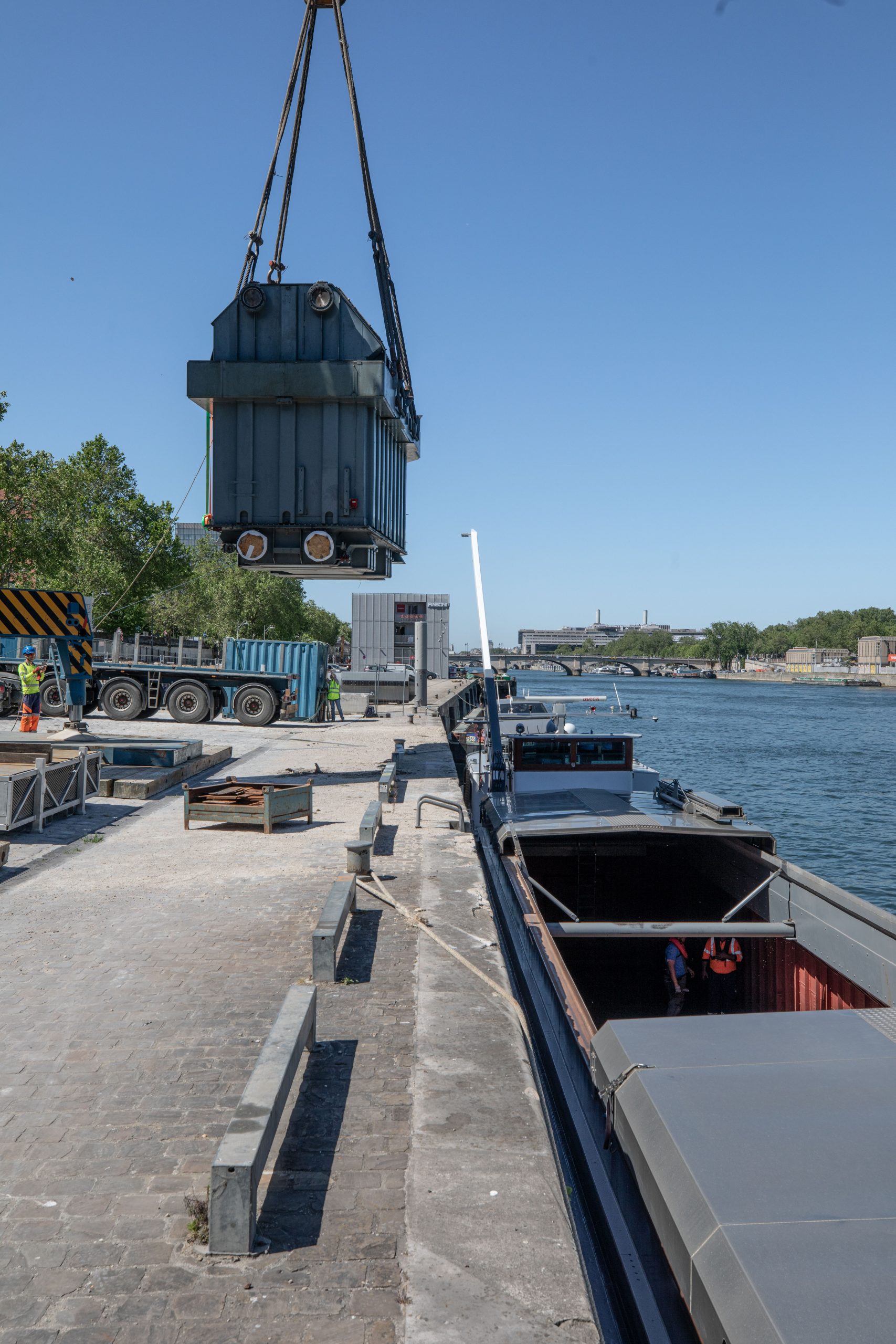 Transbordement du transfo EDF de 121t sur le quai à usage partagé de Tolbiac. Grutage établissement Sarens