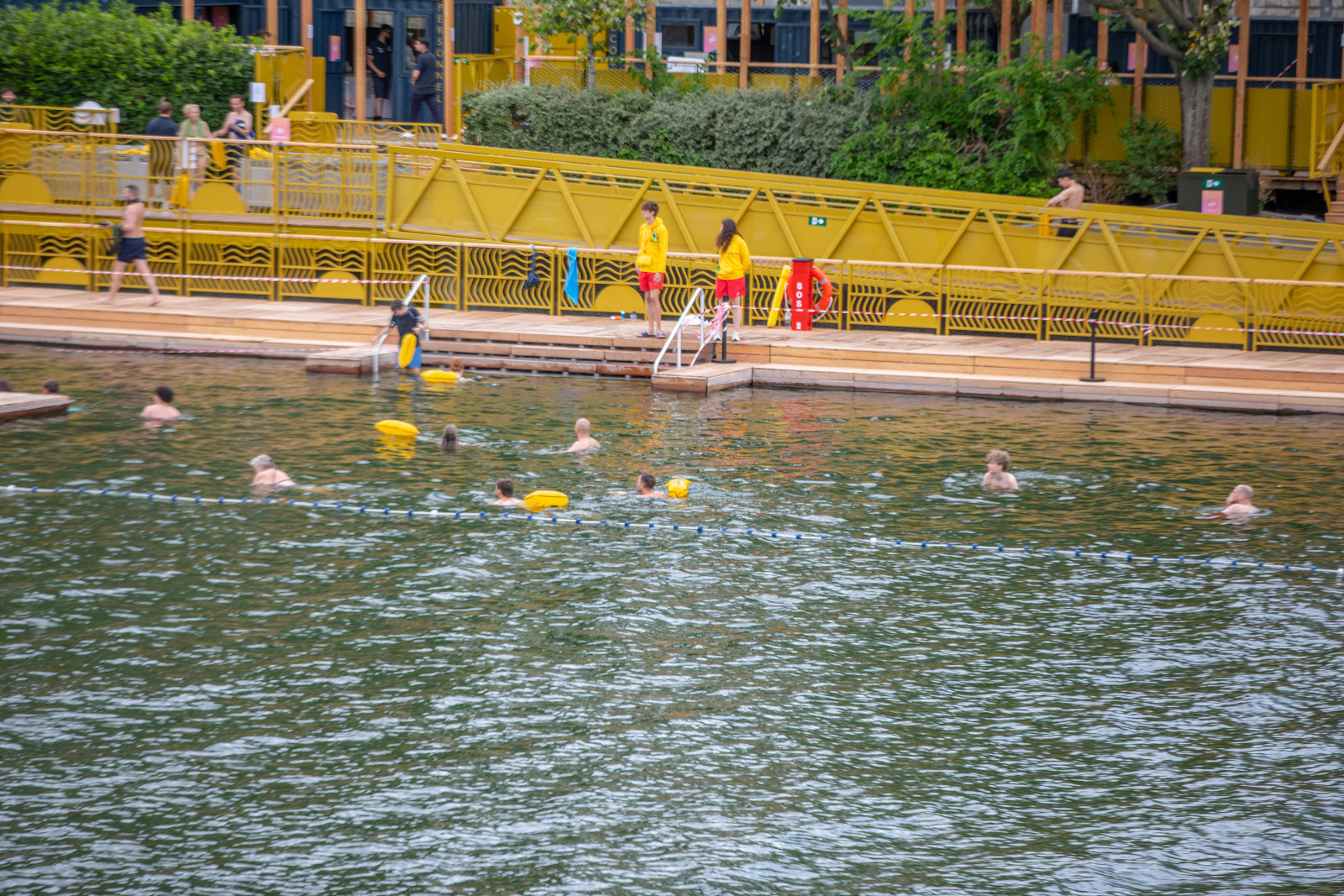 Baignade dans la Seine face à Ile aux Cygnes sur le port de grenelle