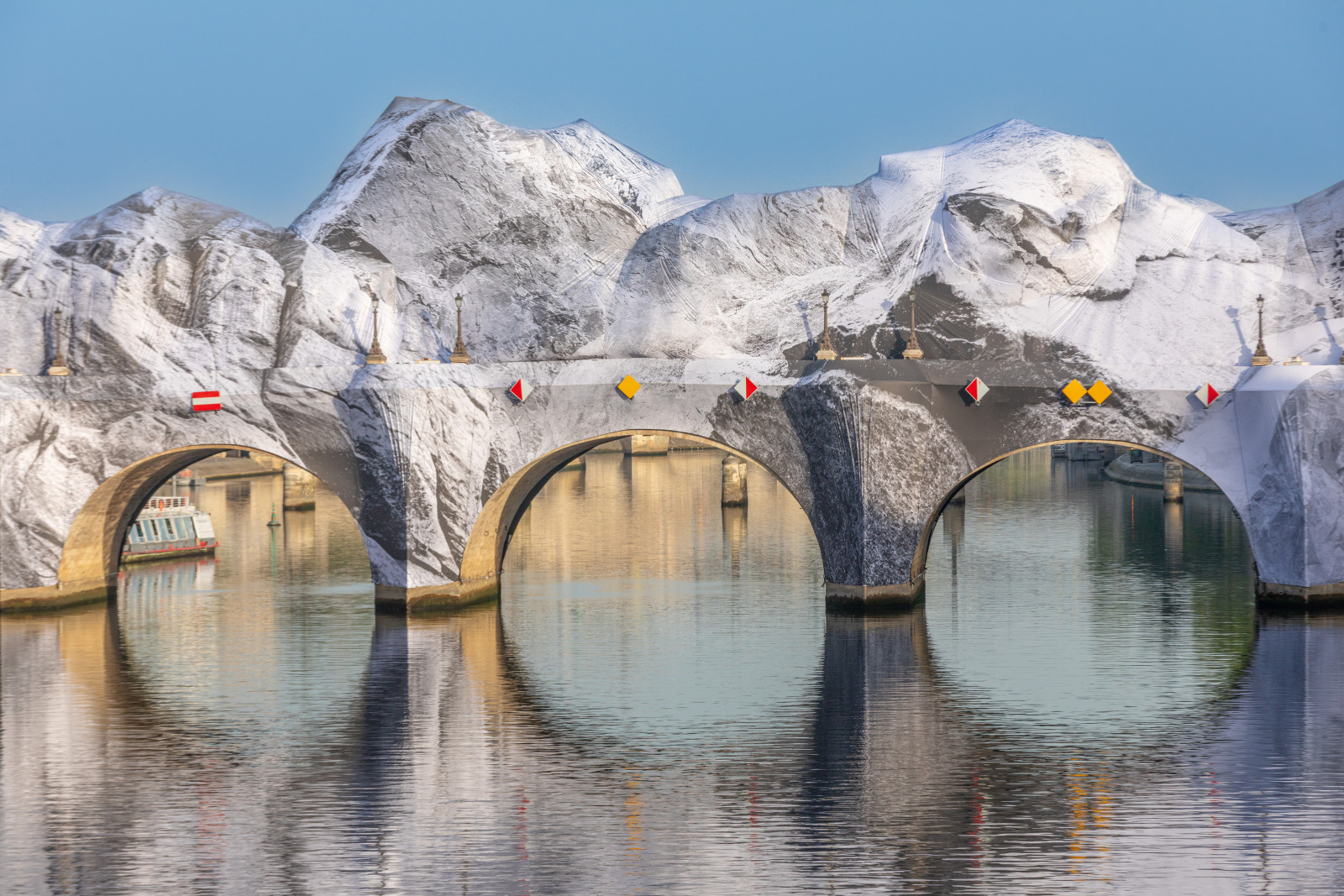 Pont Neuf par JR vu de la Seine