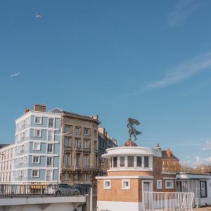 SORCIERE DE LA MER œuvre UEAH perchée sur un bâtiment portuaire