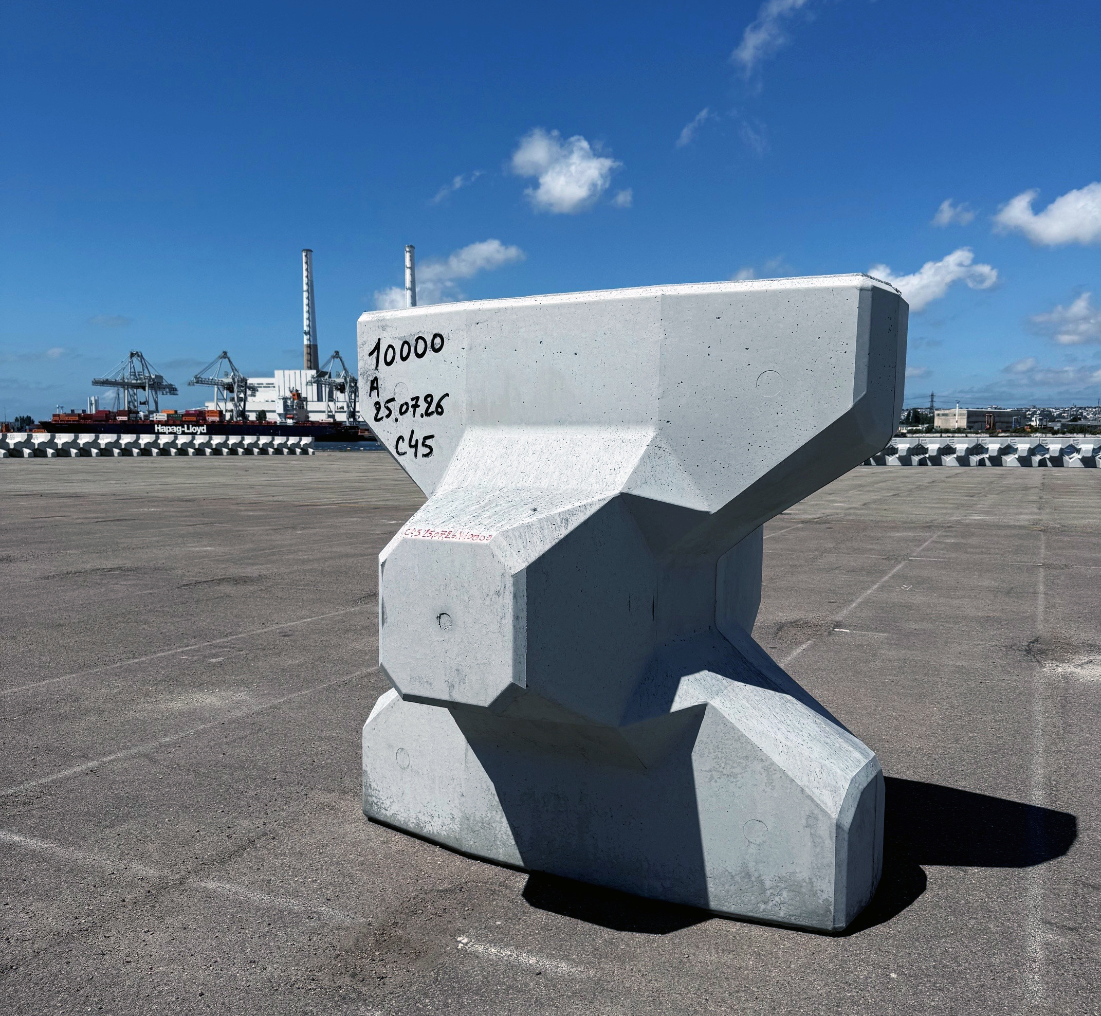 10 000e Accropode fabriqué sur le quai Osaka au port du Havre. Ce bloc devant servir à la construction de la digue de la chatière.