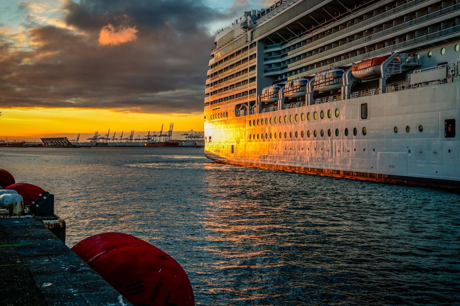Vue d'un paquebot de croisière amarré au Havre au soleil couchant.