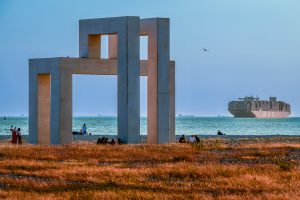  Oeuvre UP#3, Lang & Baumann sur la plage du Havre_ UEAH _ navire MSC en arrière plan