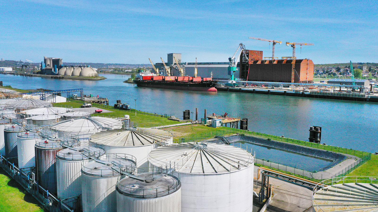 Port de Rouen. QPC vue aerienne du vraquier Mallika Naree navire de 178 metres a quai et en cours de chargement chez groupe BZ. Construction en cours d'un nouveau silo . Cuves de retention d'hydrocarbures Rubis. Silos Natup Senalia. drone