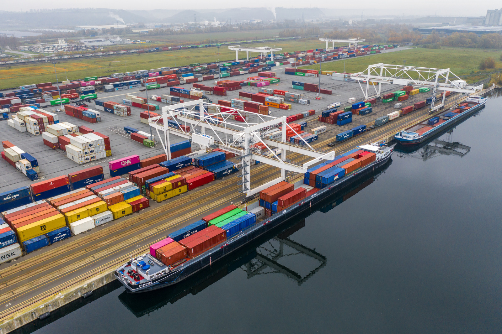 Terminal Multimodal - Fluvial - Ferroviaire - transport - routier - marchandise - logistique - conteneur - Drone - photo aerienne conteneurs grand canal rails LHTE ZIP MULTIMODAL barge portiques